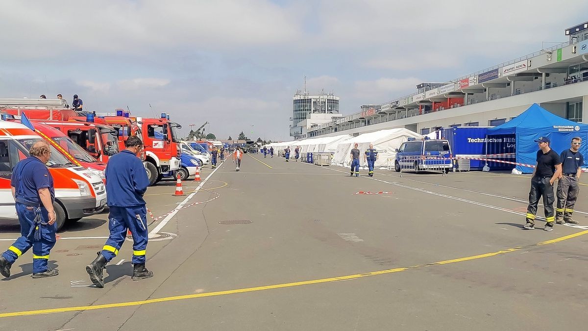 Ungewohnter Blick am Nürburgring: Links der Parkbereich für die Feuerwehr, rechts die Zeltanlagen des THW. Die Boxen, die sonst von den Rennteams genutzt werden, sind ebenfalls vom THW als Schlafplatz belegt.