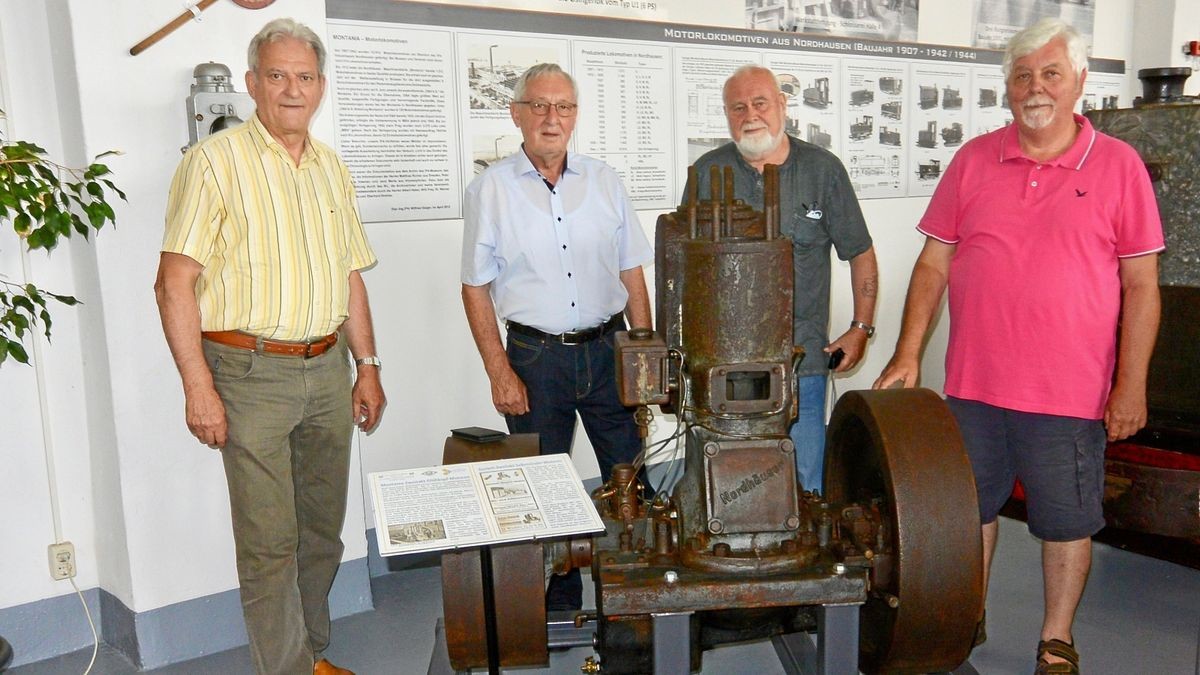 Kurt Bierwisch, Udo Kürbis und Wilfried Geiger vom Trägerverein des IFA-Museums freuen sich mit Heinz-Gerhard Mund von der Mühle in Kleinwechsungen über den neuen Platz für den alten Motor.