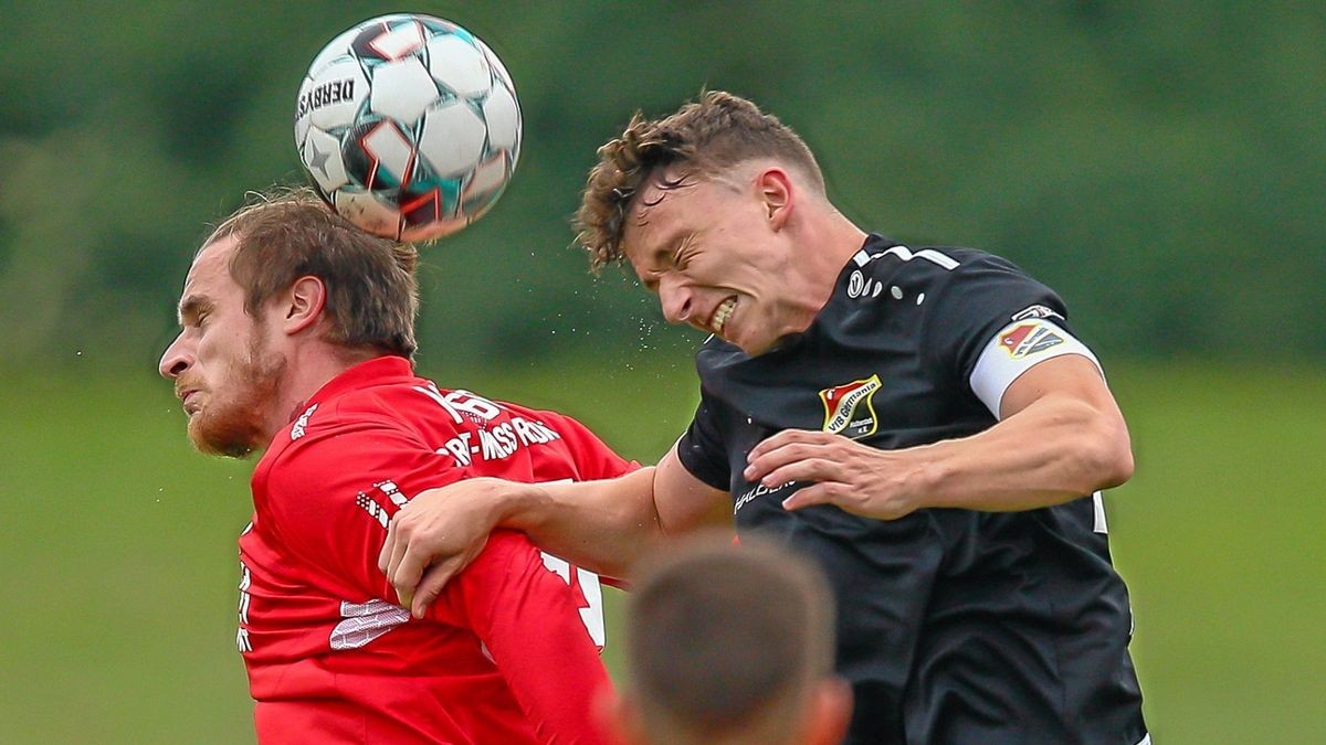 Der FC Rot-Weiß Erfurt hat von einer Verpflichtung von Vilim Posinkovic (li./hier im Test gegen Halberstadt) Abstand genommen.