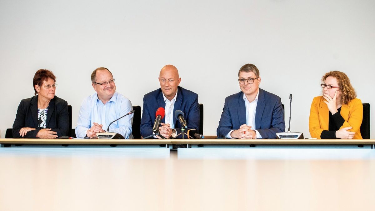 Es war einmal: Die FDP-Fraktion ist akut gefährdet. Auf dem Bild von 2019 von links nach rechts: Ute Bergner, Dirk Bergner, Thomas Kemmerich, Robert-Martin Montag, Franziska Baum. 