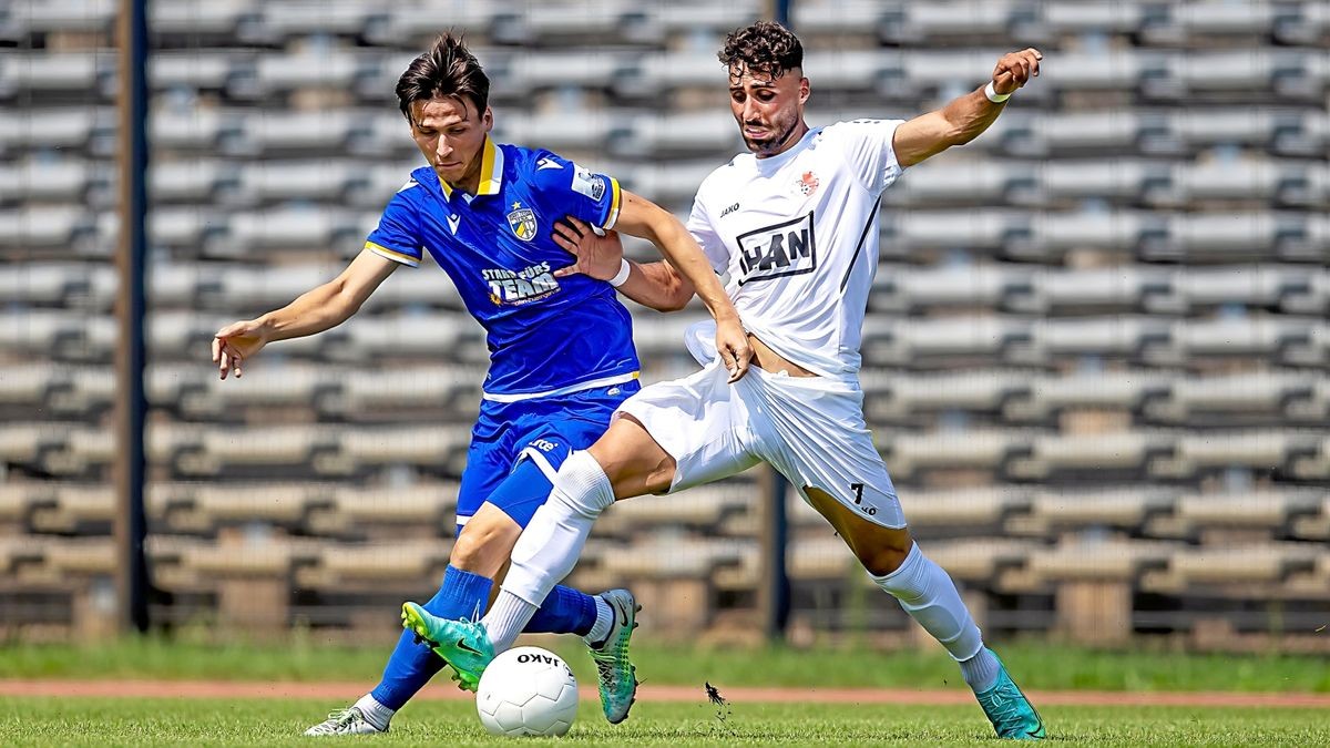 Berlins  Nader El-Jindaoui (rechts im Zweikampf mit Theodor Bergmann), hat auf Instagram fast eine Million Fans. Gegen Jena scheiterte erst per  Elfmeter. Im Nachschuss gelang ihm aber dann das 1:0. 