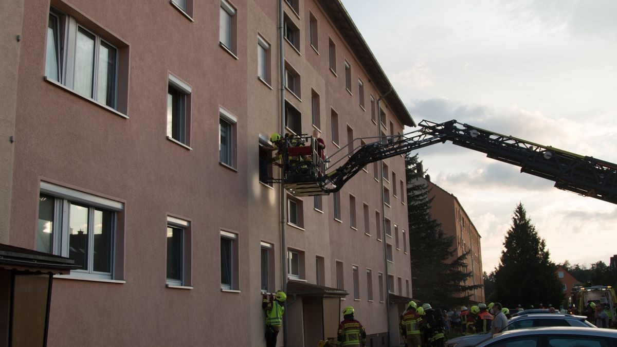 Sechs Personen wurden durch die Feuerwehr über eine Drehleiter in Sicherheit gebracht und zur ärztlichen Versorgung in ein Krankenhaus gebracht.