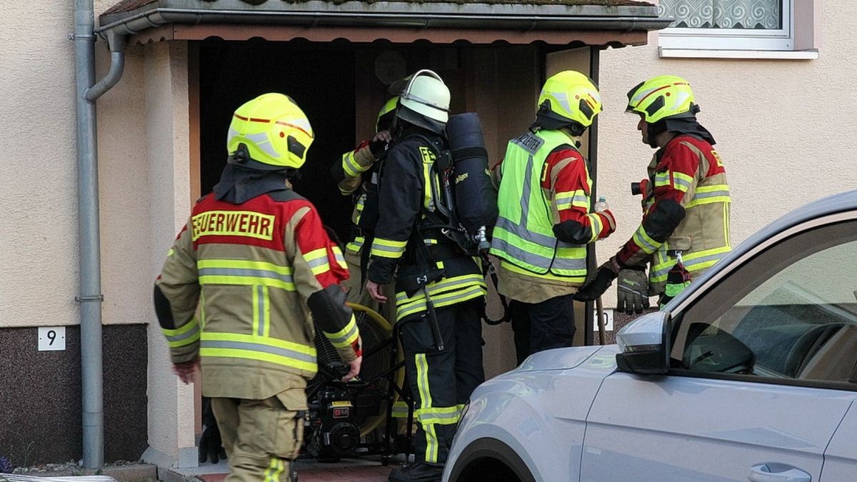 Zu einem Gebäudebrand kam es am Sonntagabend gegen 20:00 Uhr in der Ellricher Schmalingstraße.