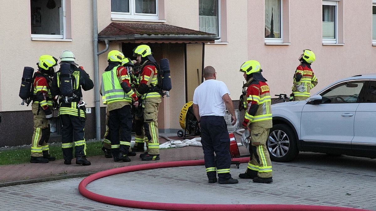 Zu einem Gebäudebrand kam es am Sonntagabend gegen 20:00 Uhr in der Ellricher Schmalingstraße.