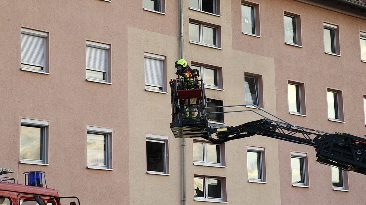 Zu einem Gebäudebrand kam es am Sonntagabend gegen 20:00 Uhr in der Ellricher Schmalingstraße.