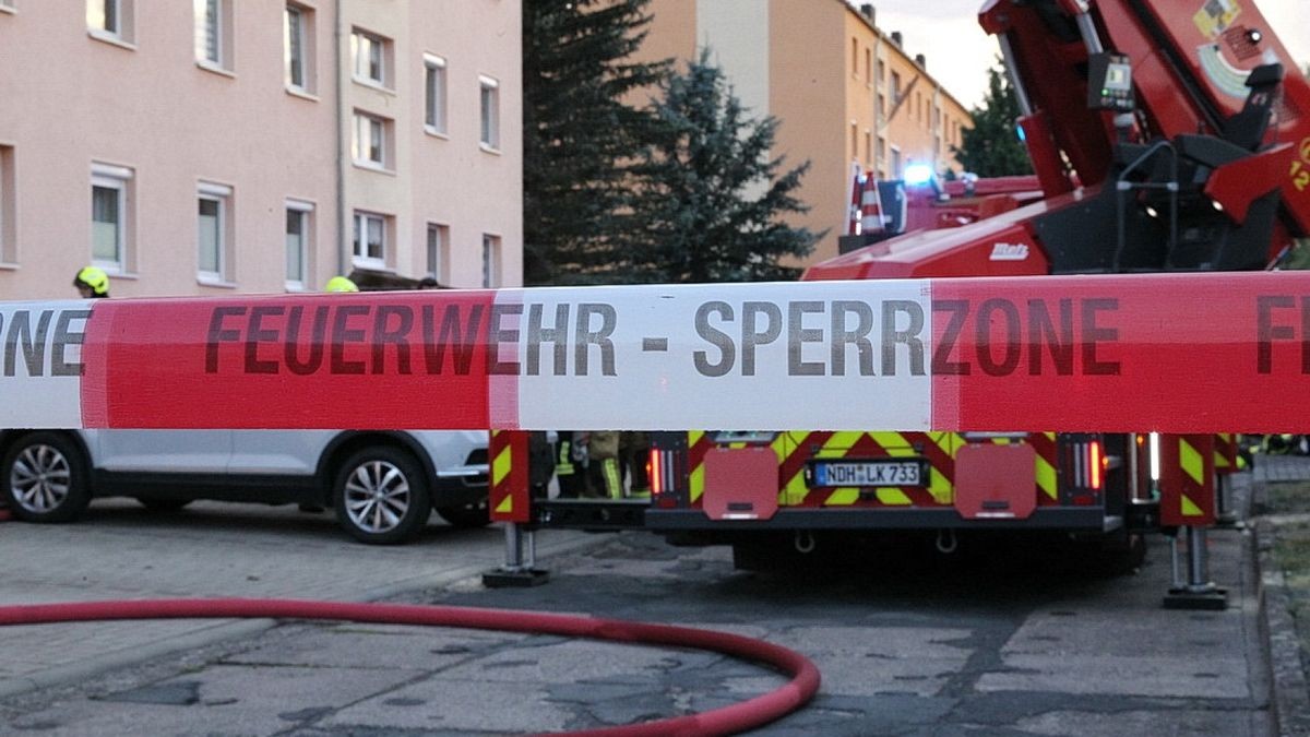 Zu einem Gebäudebrand kam es am Sonntagabend gegen 20:00 Uhr in der Ellricher Schmalingstraße.