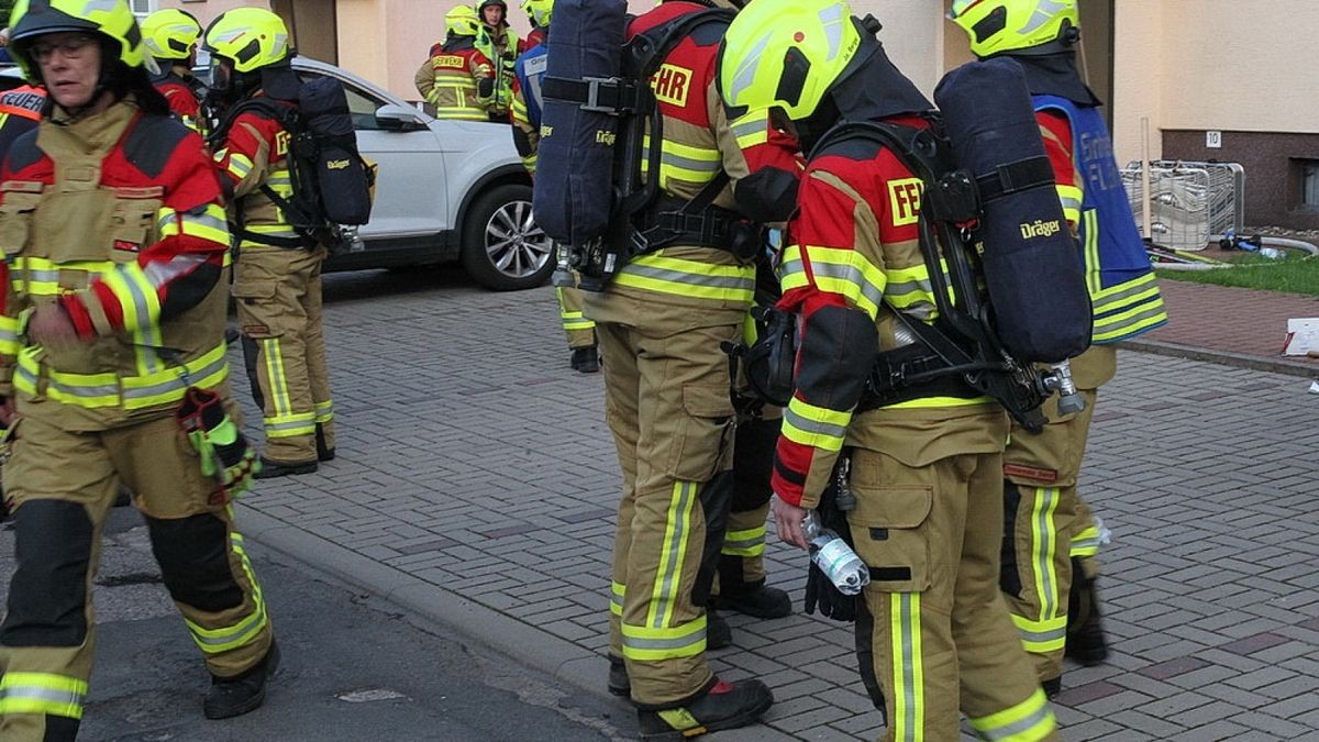 Zu einem Gebäudebrand kam es am Sonntagabend gegen 20:00 Uhr in der Ellricher Schmalingstraße.