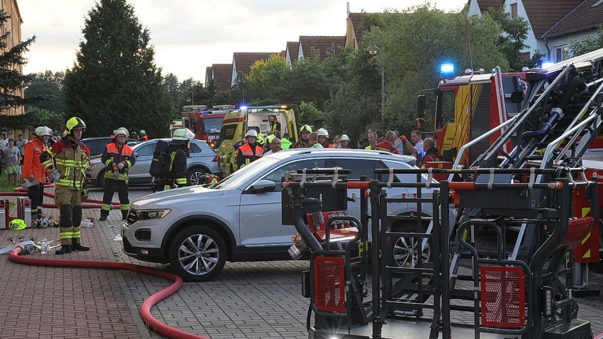 Zu einem Gebäudebrand kam es am Sonntagabend gegen 20:00 Uhr in der Ellricher Schmalingstraße.