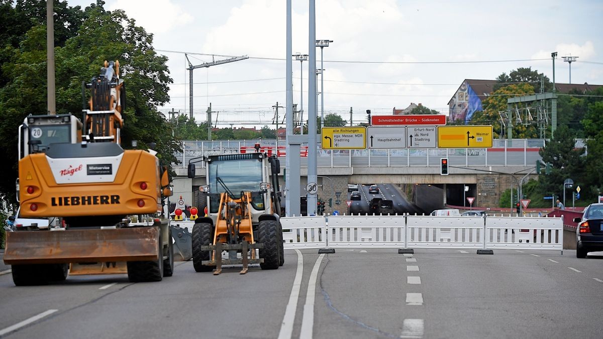 Die Clara-Zetkin-Straße ist seit Montag voll gesperrt. Im Schmidtstedter Tunnel wird es künftig noch enger.