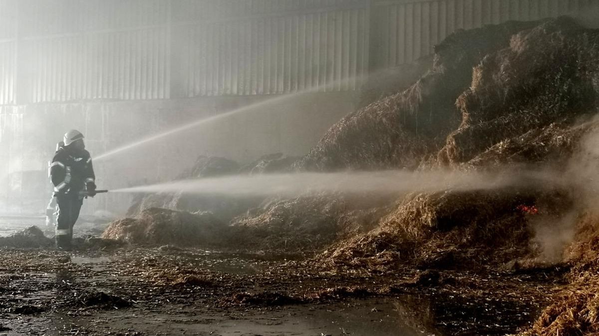 98 Einsatzkräfte bekämpfen Brand einer Lagerhalle bei Günterode