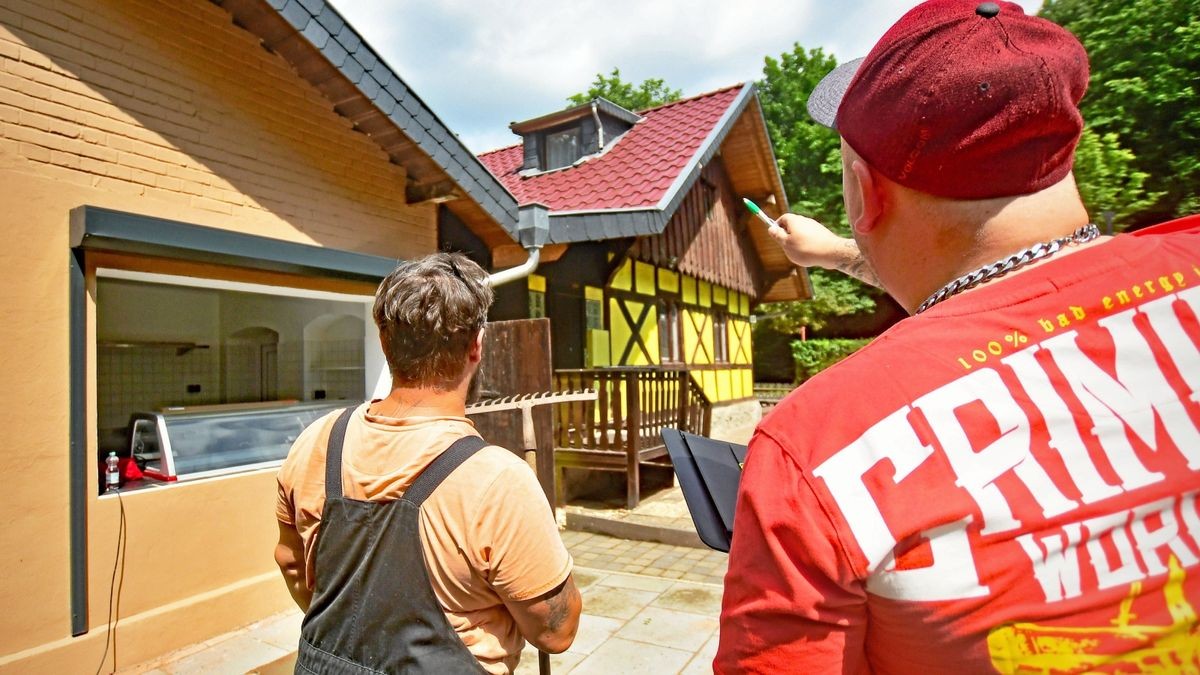 Philipp Gerlach (rechts) und sein Mitarbeiter Steffen Müller besprechen letzte Details für die Eröffnung im Zollhäuschen.