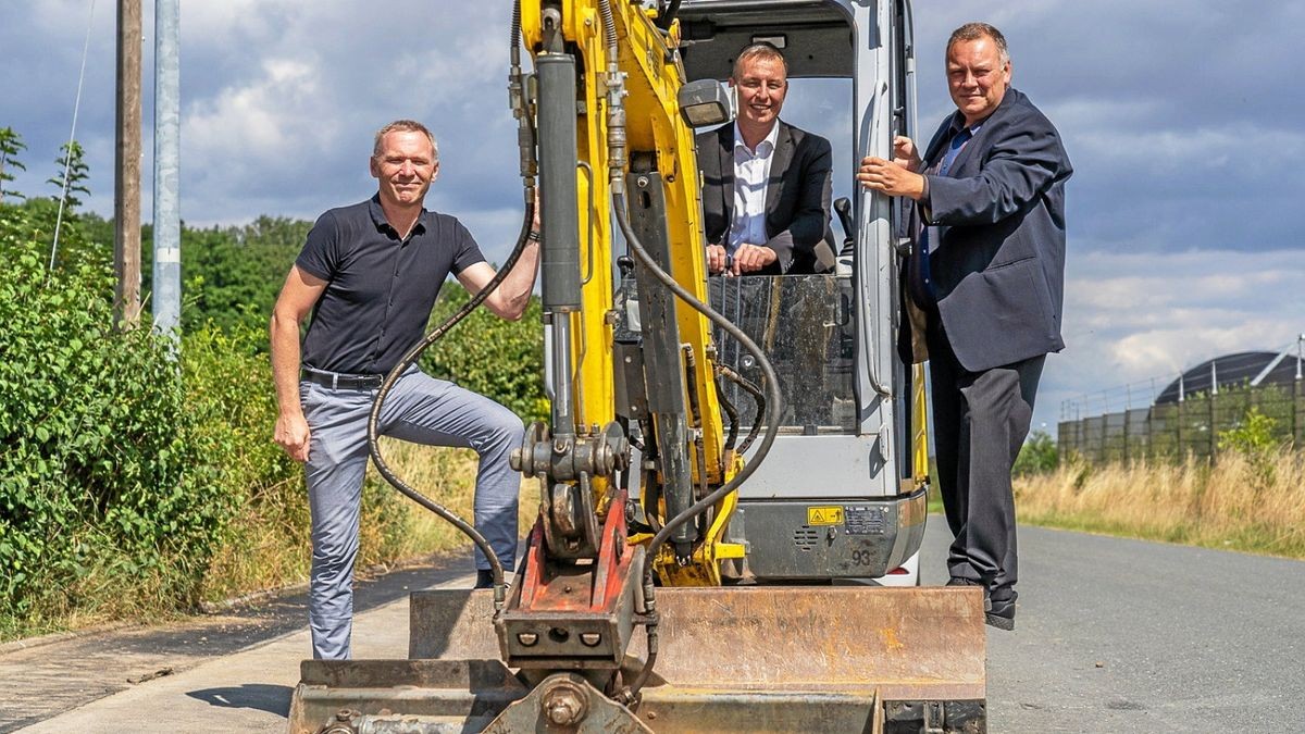 Netkom-Projektleiter Thoralf Luhn (l.) und der Breitband-Koordinator des Weimarer Landes, Danny Grolms, vollzogen mit Bürgermeister Jens Kramer (im Bagger) den symbolischen Spatenstich.