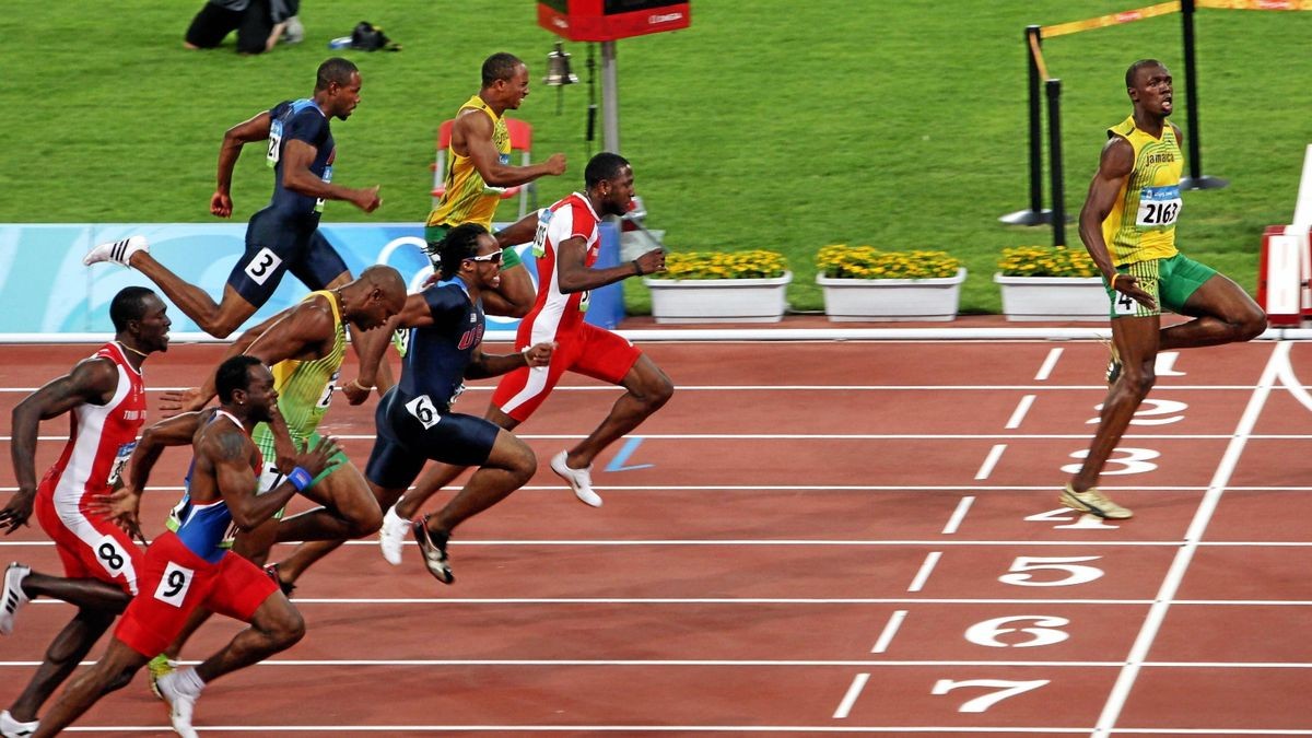 Usain Bolt (rechts) düpiert über die 100 Meter die gesamte Konkurrenz und gewinnt mit riesigem Vorsprung.