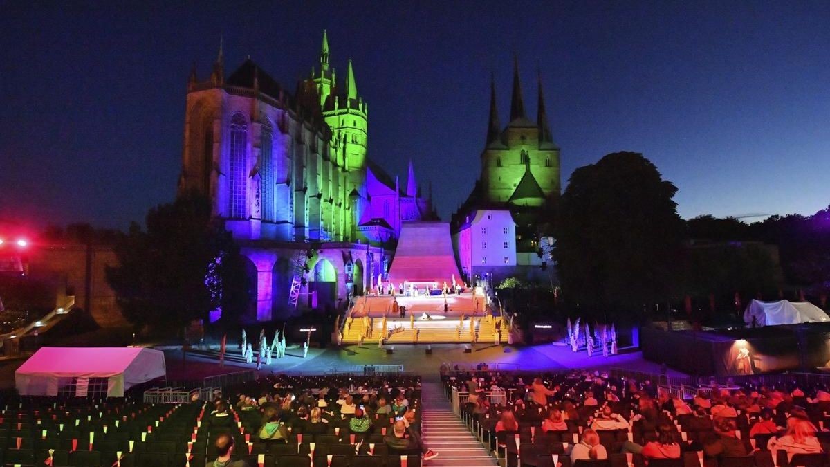 Farbig beleuchtet sind die Bühne, Mariendom und Severikirche während der Hauptprobe der Oper 