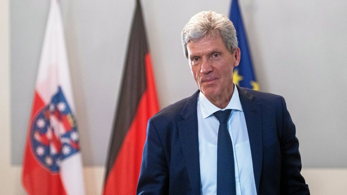 Thüringens Kultusminister Helmut Holter (Linke) will zwei Wochen nach Schulbeginn nach den Sommerferien auf das allgemeine Testangebot verzichten. Anschließend sollen nur noch jene getestet werden, die Symptome zeigen.