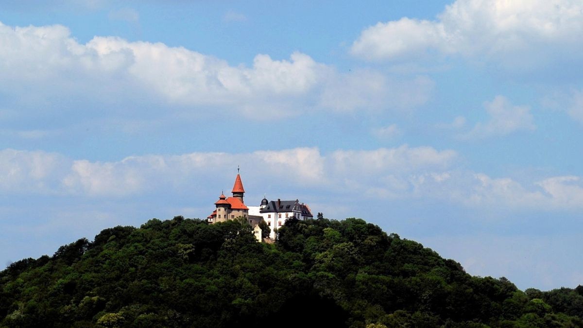 Trotzig thront die Veste Heldburg über dem Heldburger Unterland, in dem das Impfen besonders unbeliebt ist. 