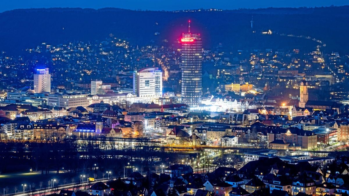 Blick auf das Stadtzentrum von Jena. Seit 2016 haben sich die Mieten in der Stadt um 13 Prozent verteuert. (Archivfoto)