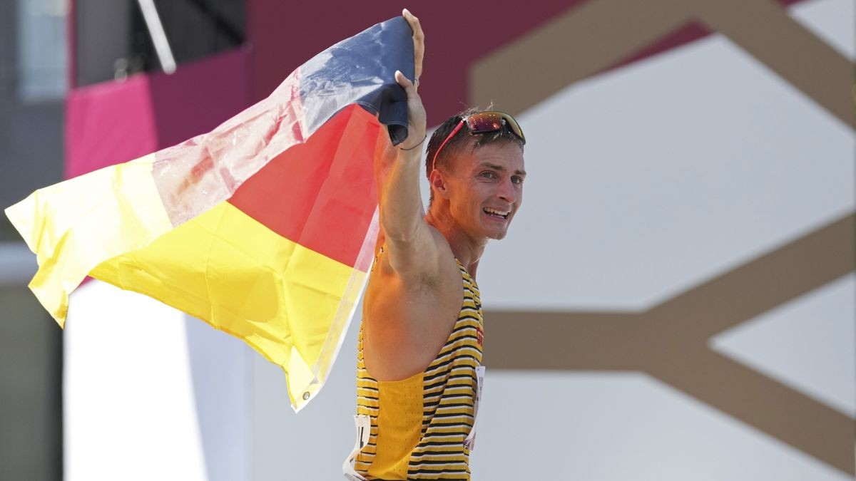 Der Thüringer Geher Jonathan Hilbert jubelt über Silber beim 50 Kilometer Gehen bei den Olympischen Spielen 2021.