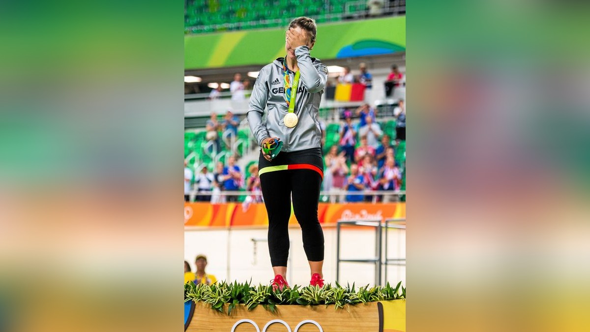 Kristina Vogel bei der Siegerehrung im Velodrom.