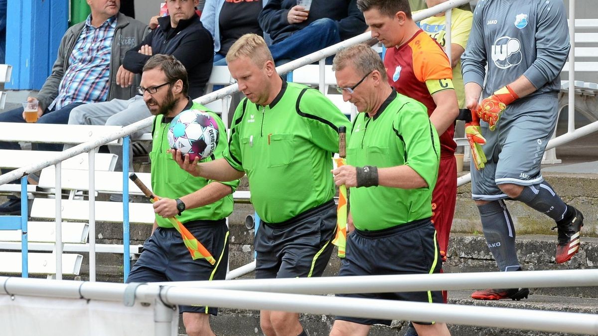 Auch das Schiedsrichtertrio (von links: Sören Paul, Steffen Krech und Mario Liebaug) wird das Pokalspiel in Eisenach so schnell nicht vergessen.