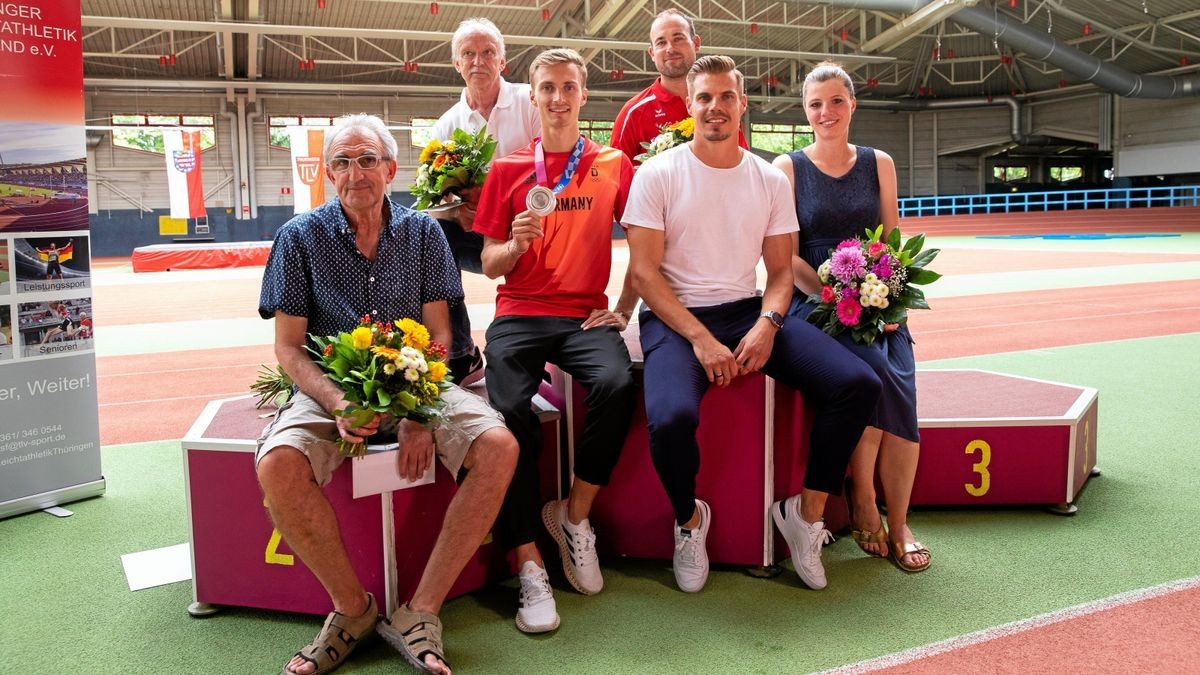 Blumen gab es in Erfurt nicht nur für Jonathan Hilbert (2. von links) und Julian Reus (3. von links mit Ehefrau Anne), sondern auch für Geher-Trainer Petro Zaslavskyy (links) sowie die beiden Sprint-Verantwortlichen Gerhard Jäger (hinten links) und Tobias Schneider.