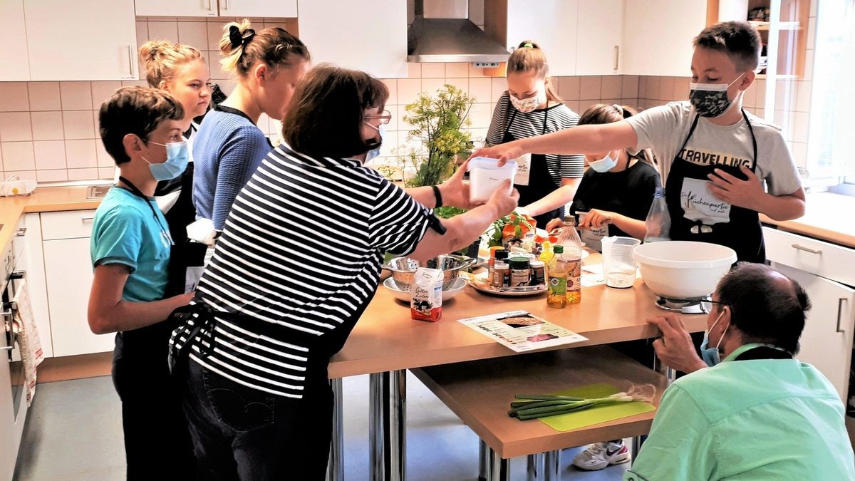 Die „Küchenpartie mit peb“ brachte in der Küche der Volkshochschule Weimar Jung und Alt über gemeinsames Kochen zusammen.