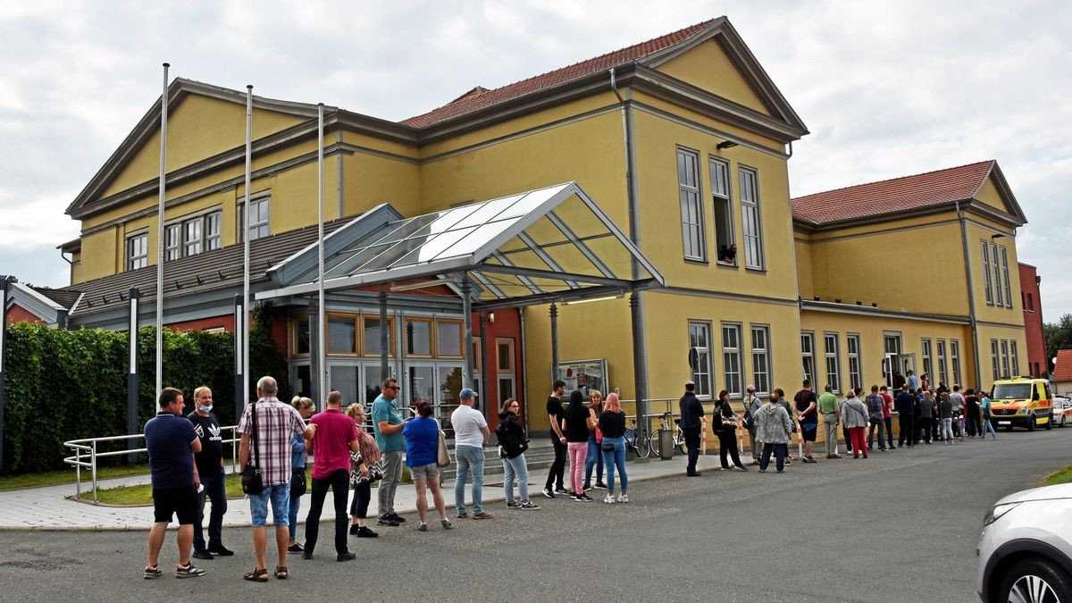 Vor der Stadthalle in Gotha hatte sich am Freitagabend eine Schlange vom Impfwilligen gebildet. Alle bekamen eine Spritze gegen das Coronavirus. 