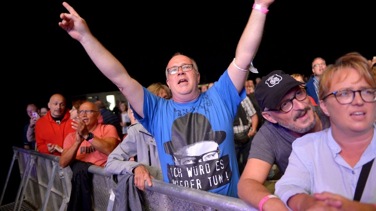 Trotz der Coronaeinschränkungen überwog bei den Gästen die Freude, nach langer Pause endlich wieder ein solch großes Open-Air-Konzert erleben zu können.