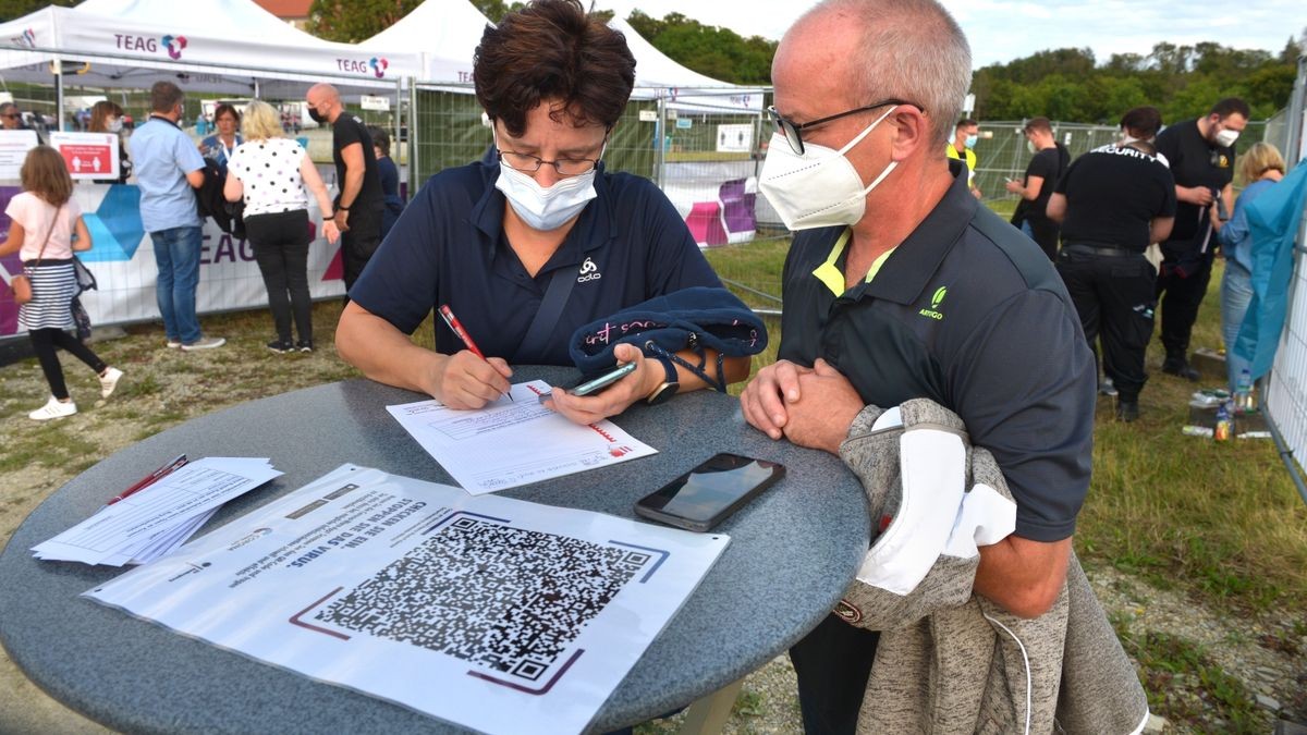 Trotz der Coronaeinschränkungen überwog bei den Gästen die Freude, nach langer Pause endlich wieder ein solch großes Open-Air-Konzert erleben zu können.