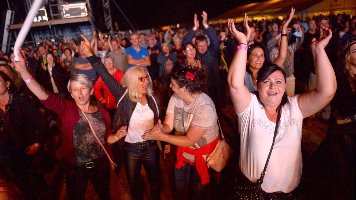 Trotz der Coronaeinschränkungen überwog bei den Gästen die Freude, nach langer Pause endlich wieder ein solch großes Open-Air-Konzert erleben zu können.