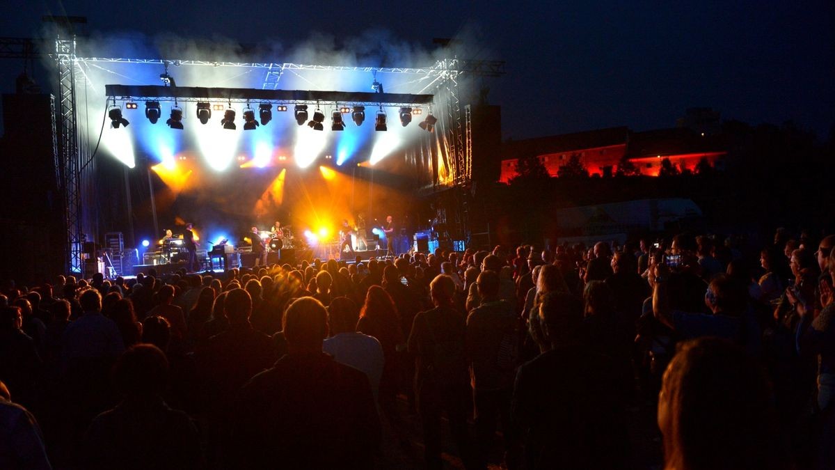 Trotz der Coronaeinschränkungen überwog bei den Gästen die Freude, nach langer Pause endlich wieder ein solch großes Open-Air-Konzert erleben zu können.