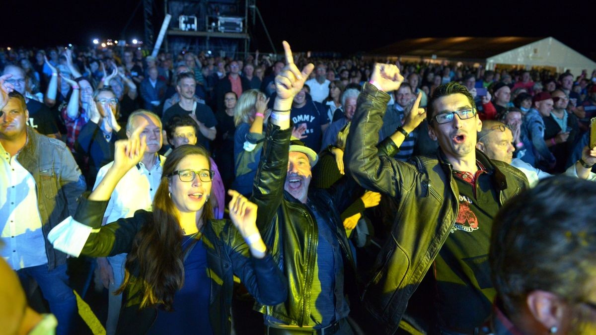 Trotz der Coronaeinschränkungen überwog bei den Gästen die Freude, nach langer Pause endlich wieder ein solch großes Open-Air-Konzert erleben zu können.