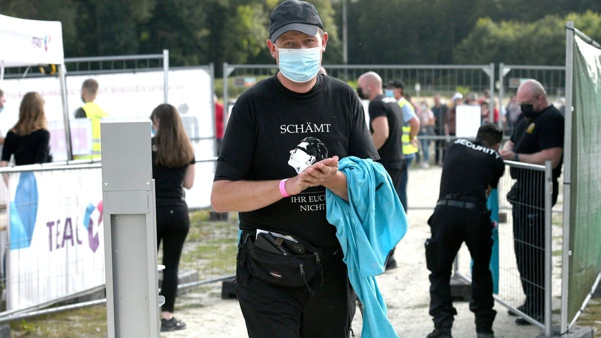 Trotz der Coronaeinschränkungen überwog bei den Gästen die Freude, nach langer Pause endlich wieder ein solch großes Open-Air-Konzert erleben zu können.