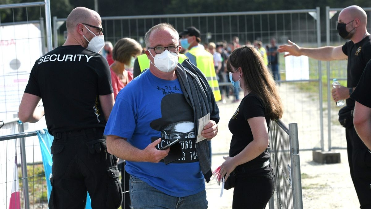 Trotz der Coronaeinschränkungen überwog bei den Gästen die Freude, nach langer Pause endlich wieder ein solch großes Open-Air-Konzert erleben zu können.