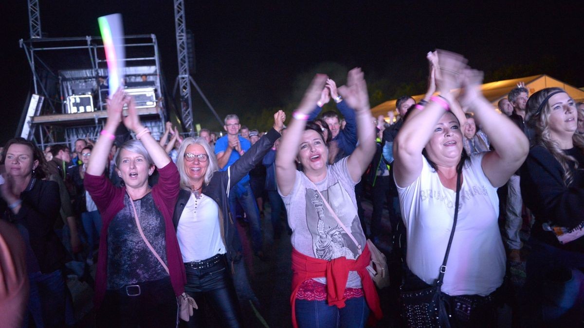 Trotz der Coronaeinschränkungen überwog bei den Gästen die Freude, nach langer Pause endlich wieder ein solch großes Open-Air-Konzert erleben zu können.