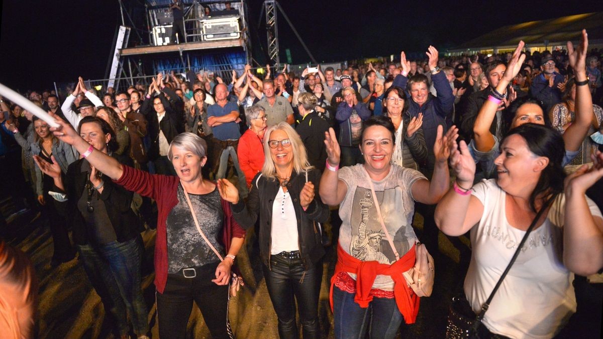 Trotz der Coronaeinschränkungen überwog bei den Gästen die Freude, nach langer Pause endlich wieder ein solch großes Open-Air-Konzert erleben zu können.