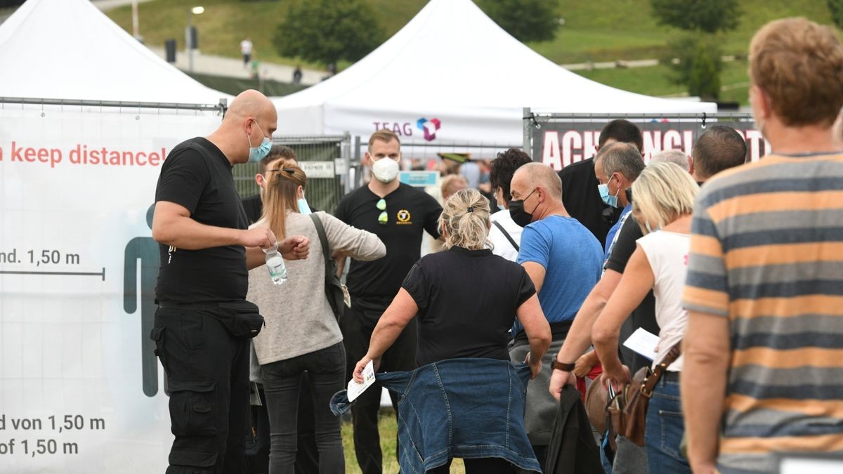 Trotz der Coronaeinschränkungen überwog bei den Gästen die Freude, nach langer Pause endlich wieder ein solch großes Open-Air-Konzert erleben zu können.