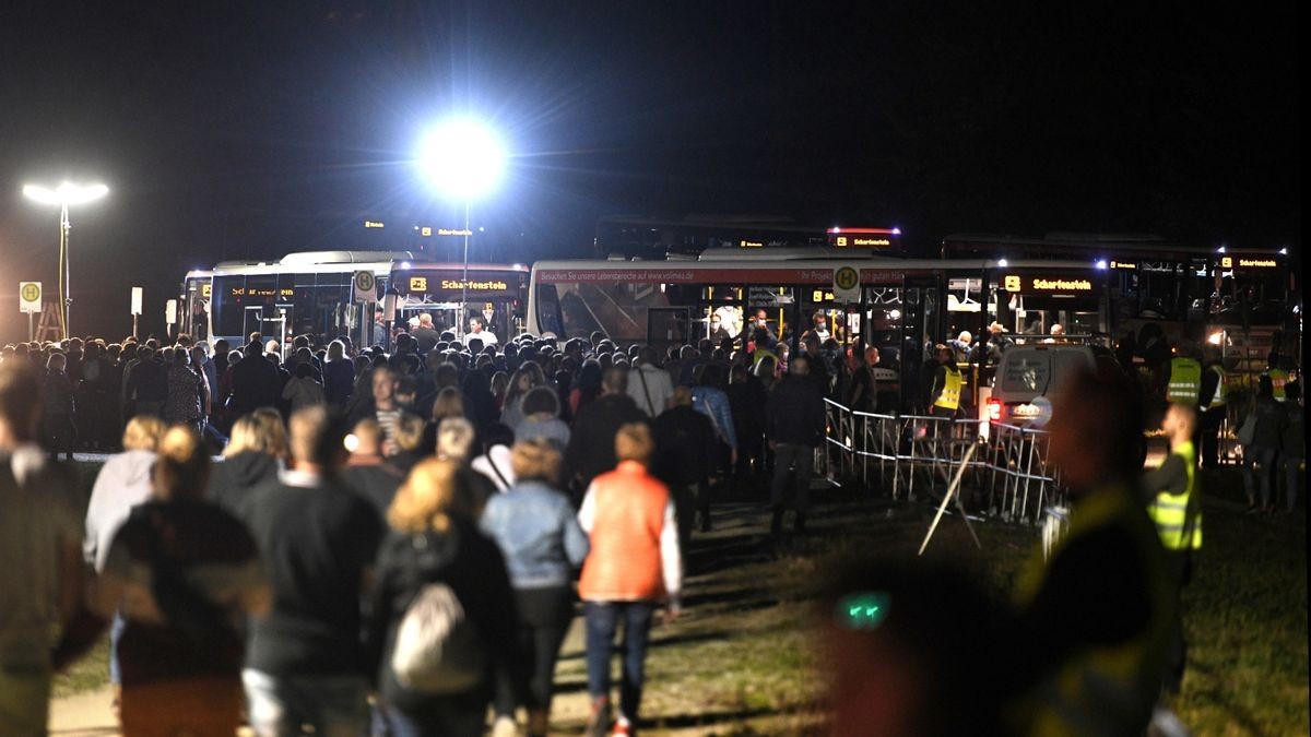 Trotz der Coronaeinschränkungen überwog bei den Gästen die Freude, nach langer Pause endlich wieder ein solch großes Open-Air-Konzert erleben zu können.