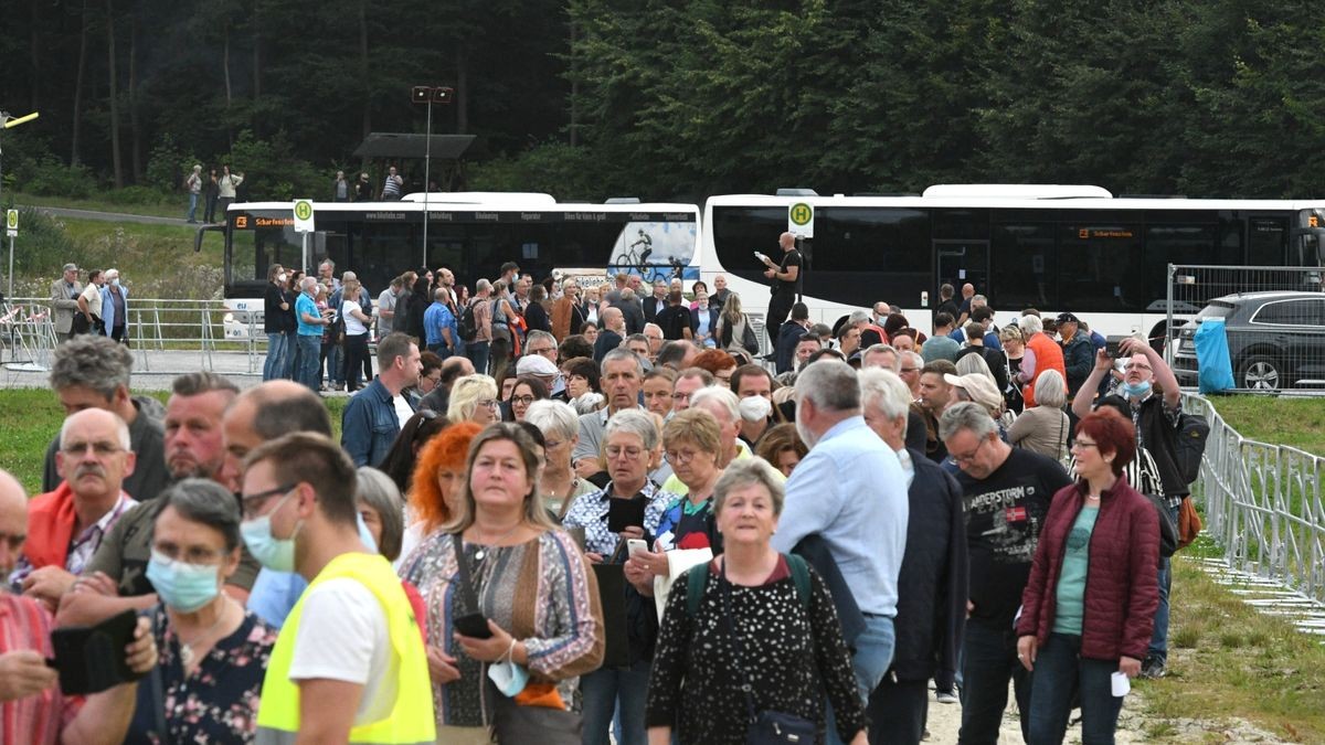 Trotz der Coronaeinschränkungen überwog bei den Gästen die Freude, nach langer Pause endlich wieder ein solch großes Open-Air-Konzert erleben zu können.