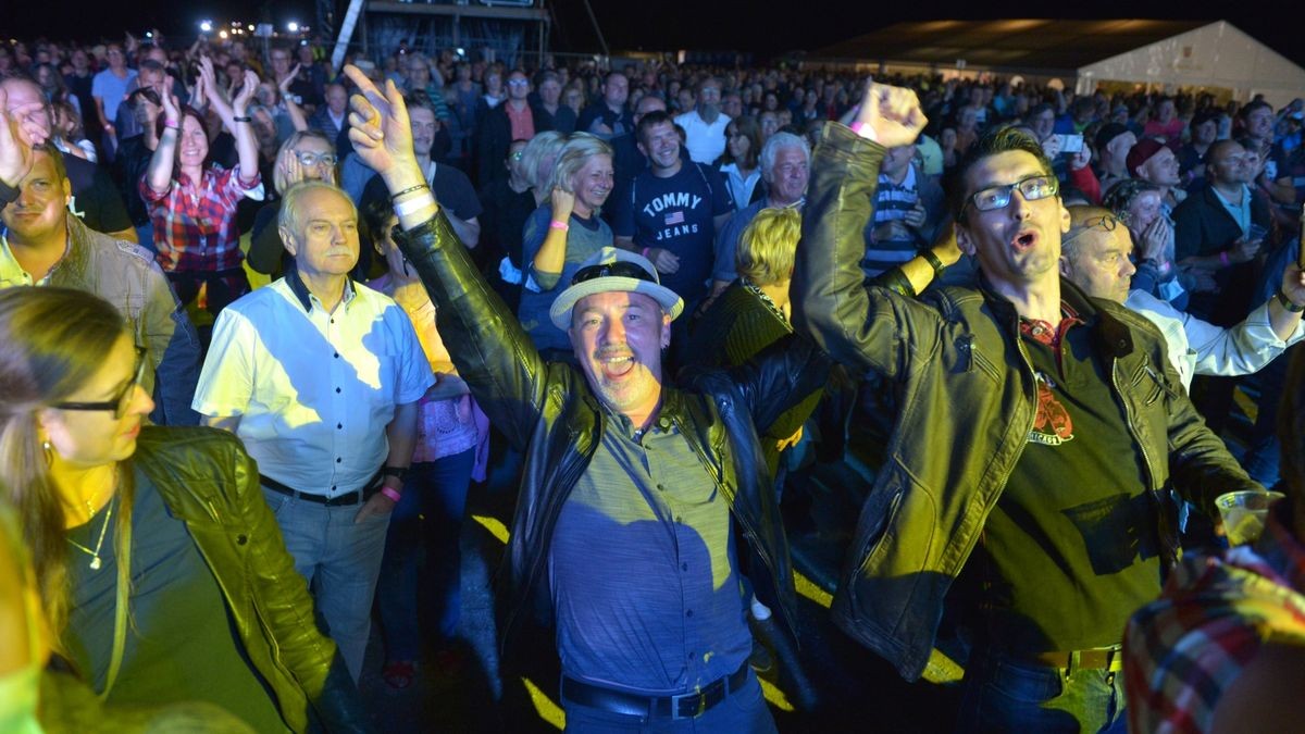 Trotz der Coronaeinschränkungen überwog bei den Gästen die Freude, nach langer Pause endlich wieder ein solch großes Open-Air-Konzert erleben zu können.