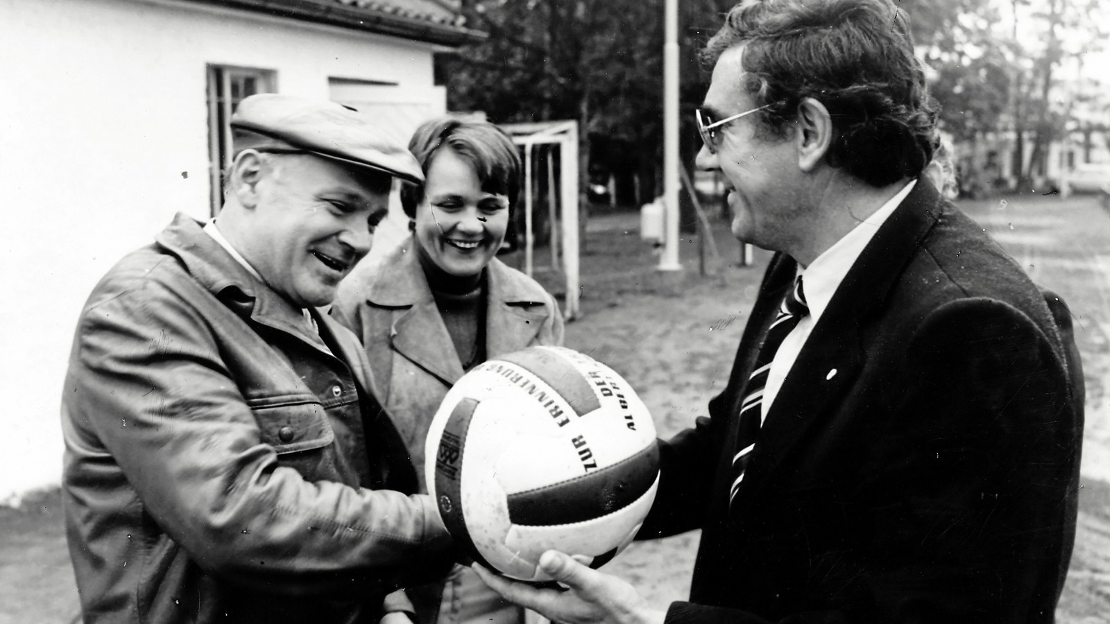 Das historische Foto Sohn von Albert Kuntz weiht Tribüne ein