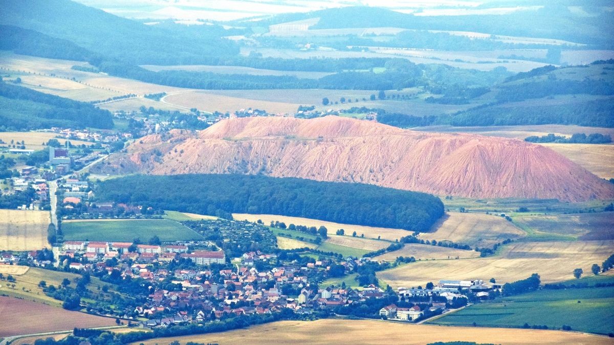 Zeichen des Kalibergbaus in Bischofferode: Die große Abraumhalde. Eine solche soll bei dem Vorhaben der Südharz Kali GmbH nicht entstehen. Die Firma strebt einen neuerlichen Kalisalzabbau im Landkreis Eichsfeld an.