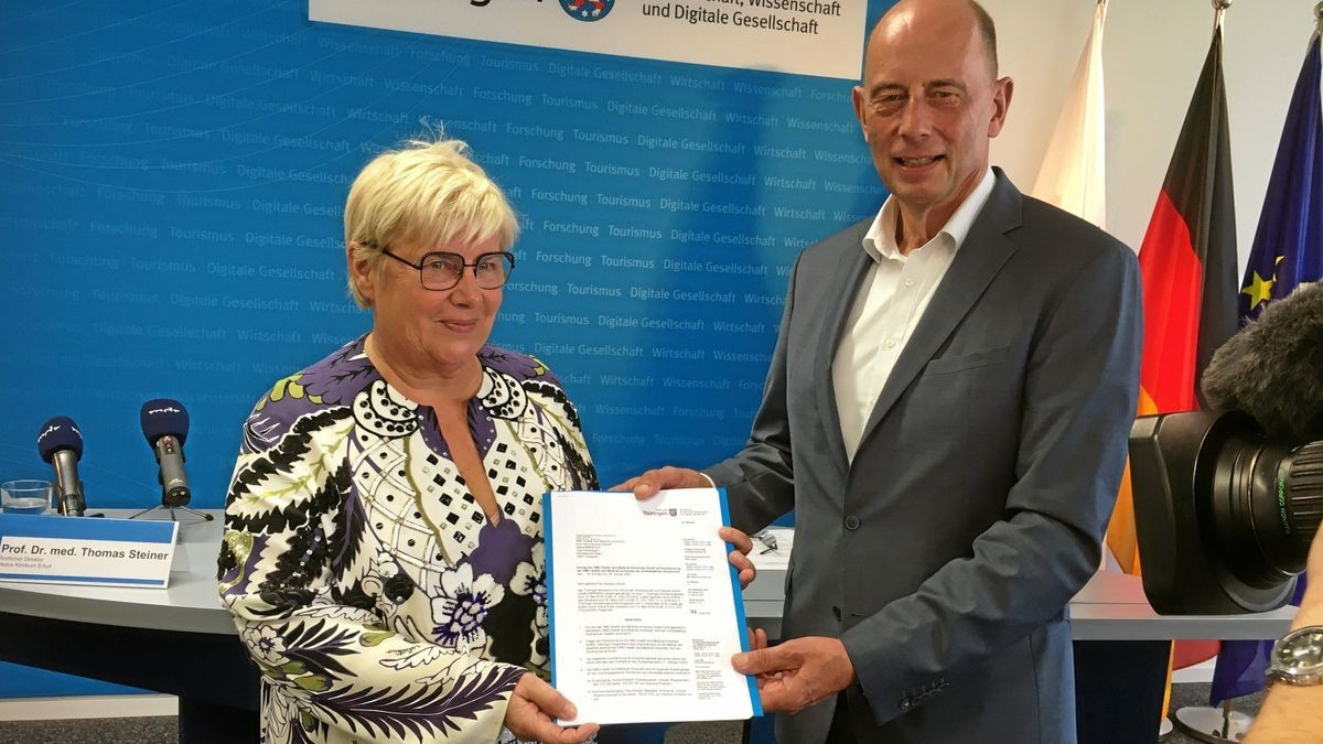 HMU-Geschäftsführerin Ilona Renken-Olthoff erhält von Wissenschaftsminister Wolfgang Tiefensee (SPD) die Urkunde für die staatliche Anerkennung der Hochschule.