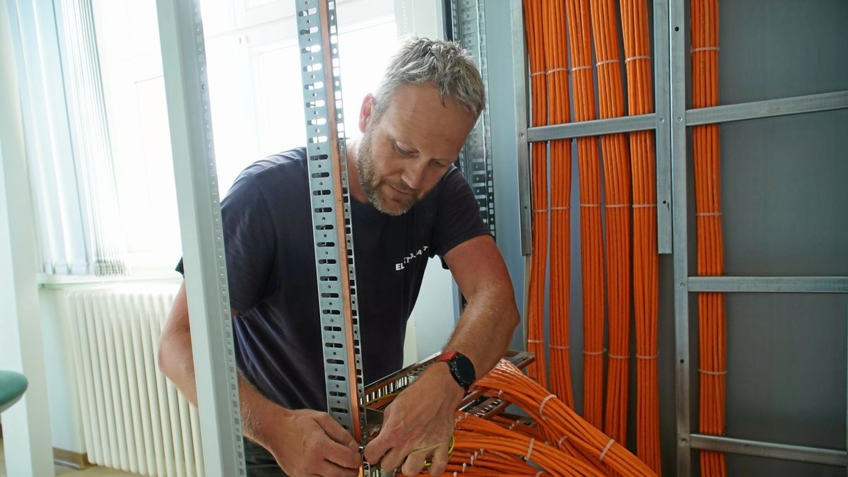 Steffen Vogel von der Elektrofirma Gast aus Vogelsberg installiert einen neuen Serverschrank für die W-Lan-Anbindung aller Klassenräume im Sondershäuser Geschwister-Scholl-Gymnasium.