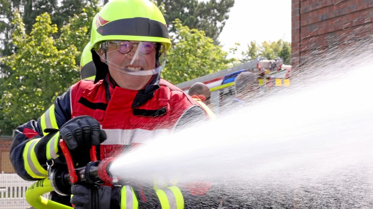 Innenminister Maier benötigte am Donnerstag bei der Feuerwehr in Arnstadt alle Kraft, um Schlauch, Spritze und Schaumstrahl zu bändigen. 