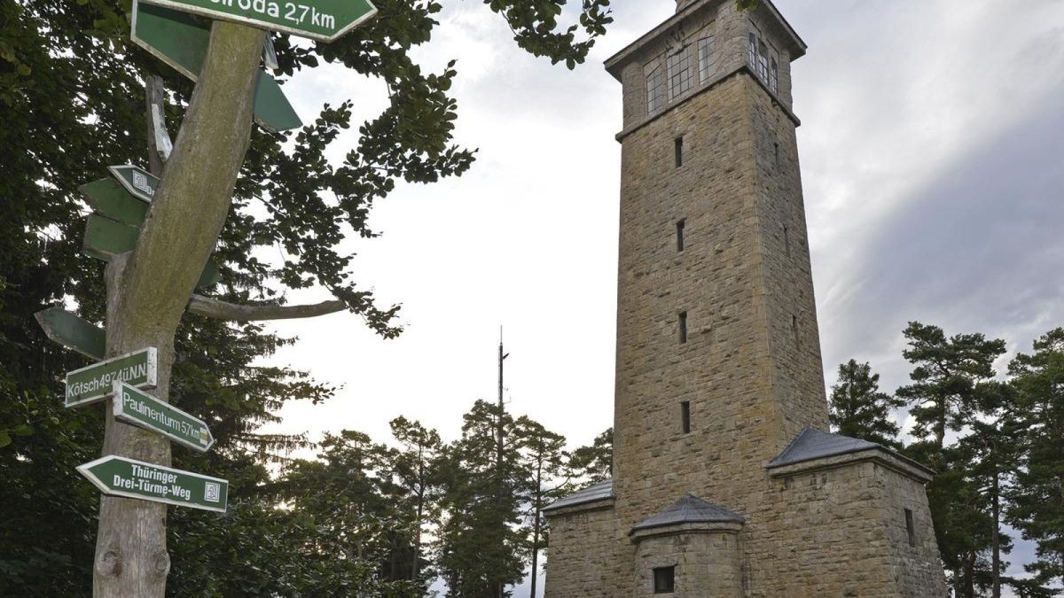 Unterwegs auf dem Drei-Türme-Weg im Weimarer Land, der den Carolinenturm auf dem Kötsch bei Oettern, den Paulinenturm auf dem Adelsberg in Bad Berka und den Hainturm im Wald von Belvedere bei Weimar miteinander verbindet.