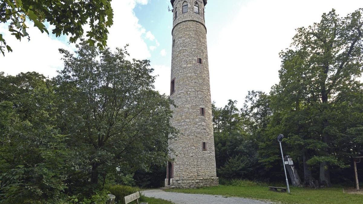 Unterwegs auf dem Drei-Türme-Weg im Weimarer Land, der den Carolinenturm auf dem Kötsch bei Oettern, den Paulinenturm auf dem Adelsberg in Bad Berka und den Hainturm im Wald von Belvedere bei Weimar miteinander verbindet.