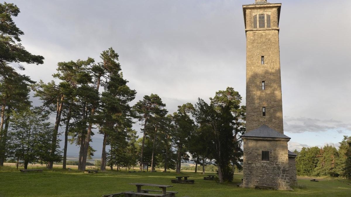 Unterwegs auf dem Drei-Türme-Weg im Weimarer Land, der den Carolinenturm auf dem Kötsch bei Oettern, den Paulinenturm auf dem Adelsberg in Bad Berka und den Hainturm im Wald von Belvedere bei Weimar miteinander verbindet.