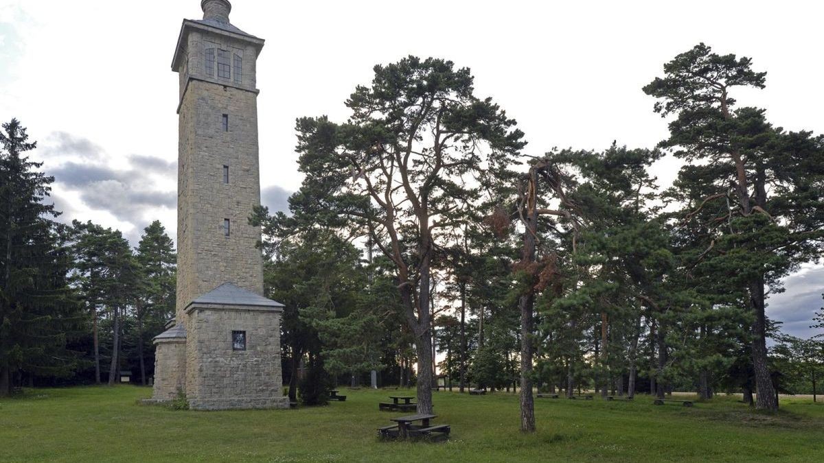 Unterwegs auf dem Drei-Türme-Weg im Weimarer Land, der den Carolinenturm auf dem Kötsch bei Oettern, den Paulinenturm auf dem Adelsberg in Bad Berka und den Hainturm im Wald von Belvedere bei Weimar miteinander verbindet.