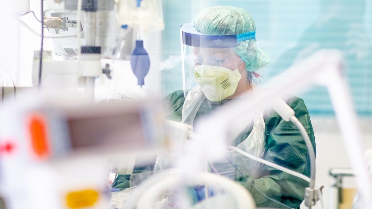 Bald können voraussichtlich nicht mehr alle Covid-Intensivpatienten in Thüringen behandelt werden.  (Symbolbild).